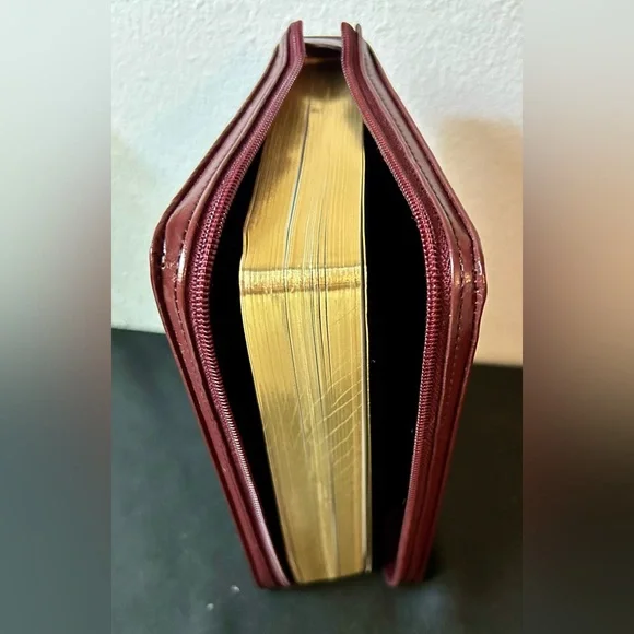 The Holy Bible Revised Standard Version Catholic Edition. Zipper Case Bible. - Picture 9 of 13